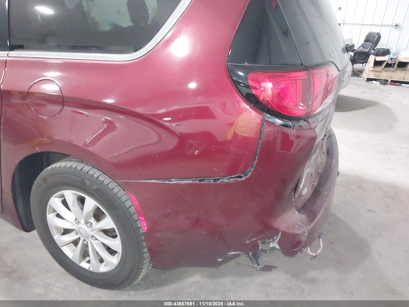 2017 Chrysler Pacifica Touring-L VIN: 2C4RC1BGXHR687889 Lot: 43657691