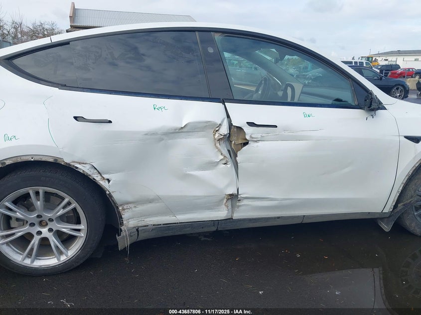 2023 Tesla Model Y Awd/Long Range Dual Motor All-Wheel Drive VIN: 7SAYGDEE1PF792412 Lot: 43657806