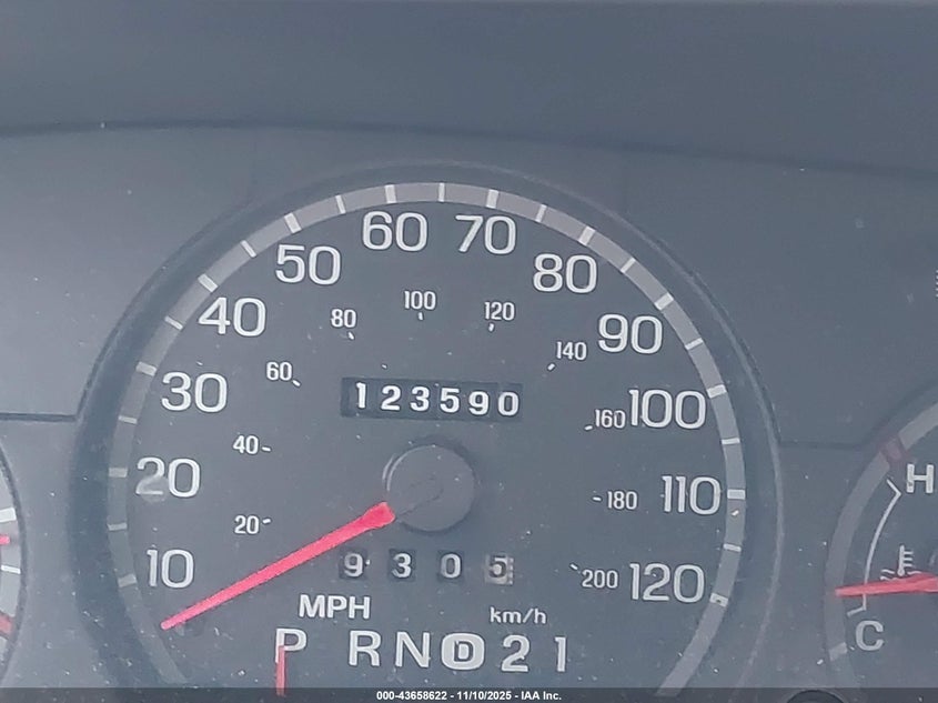 2003 Ford Crown Victoria Standard VIN: 2FAFP73W83X208718 Lot: 43658622