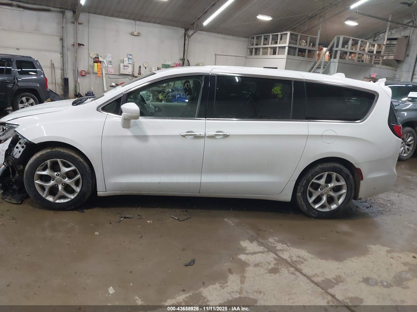 2018 Chrysler Pacifica Touring Plus VIN: 2C4RC1FG7JR128266 Lot: 43658926