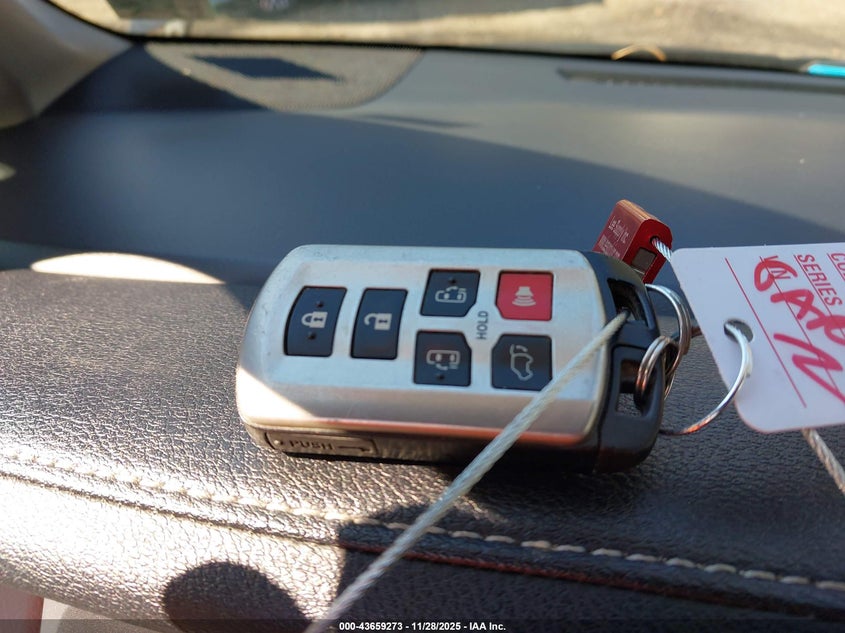 2018 Toyota Sienna Xle 8 Passenger VIN: 5TDYZ3DC4JS927774 Lot: 43659273