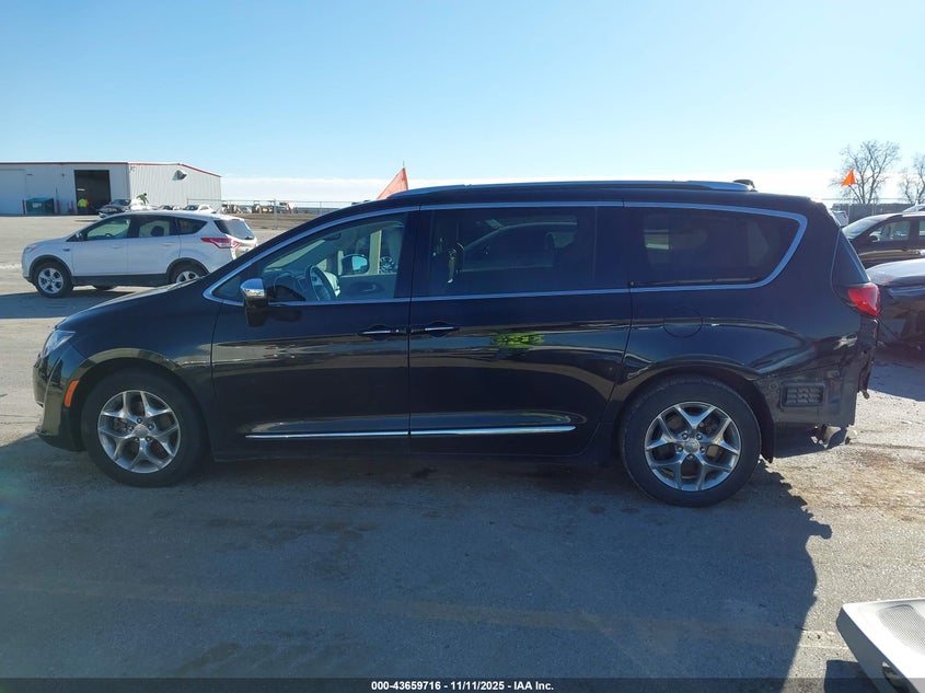 2017 Chrysler Pacifica Limited VIN: 2C4RC1GG6HR620456 Lot: 43659716