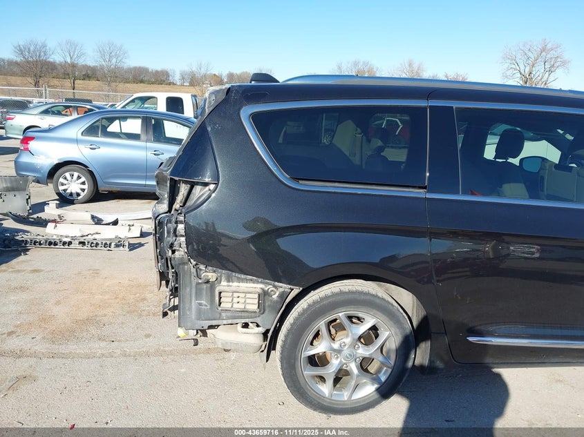 2017 Chrysler Pacifica Limited VIN: 2C4RC1GG6HR620456 Lot: 43659716