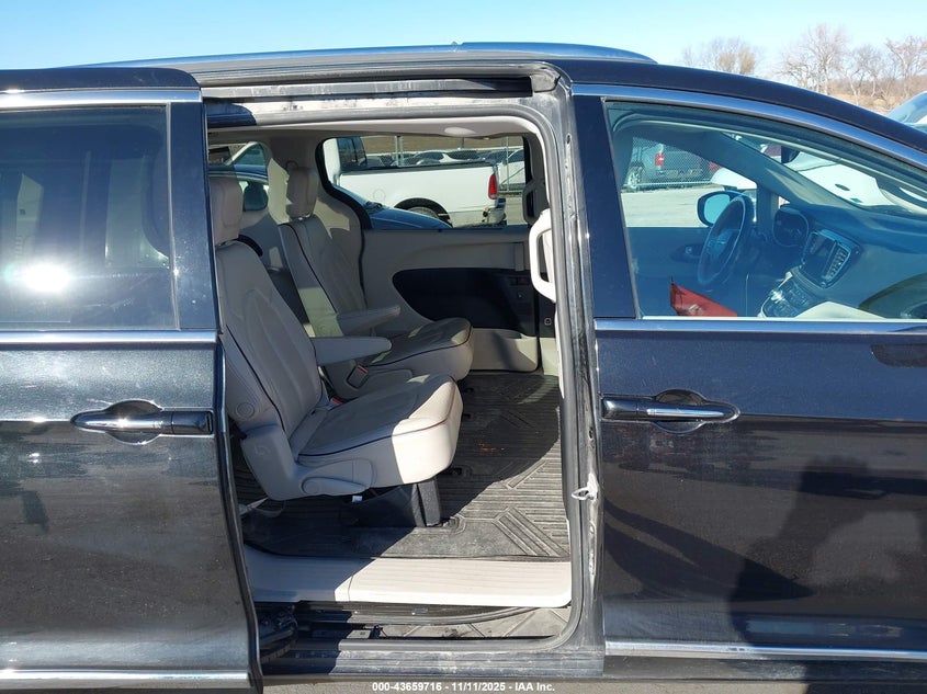 2017 Chrysler Pacifica Limited VIN: 2C4RC1GG6HR620456 Lot: 43659716