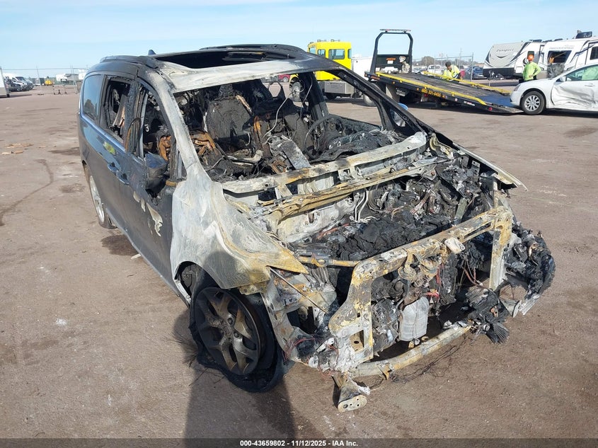 2017 Chrysler Pacifica Limited VIN: 2C4RC1GG4HR554912 Lot: 43659802