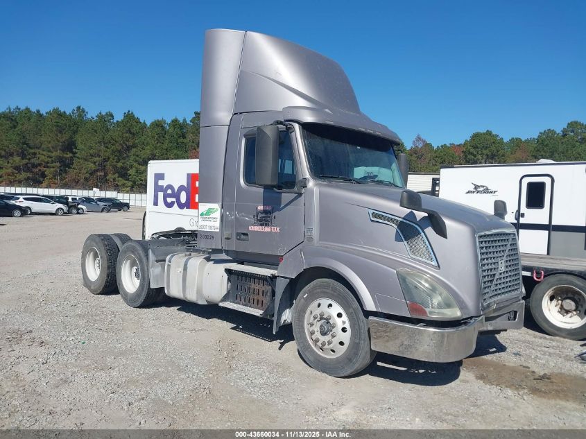 4V4NC9DG8GN940203 VOLVO VN Photo 1