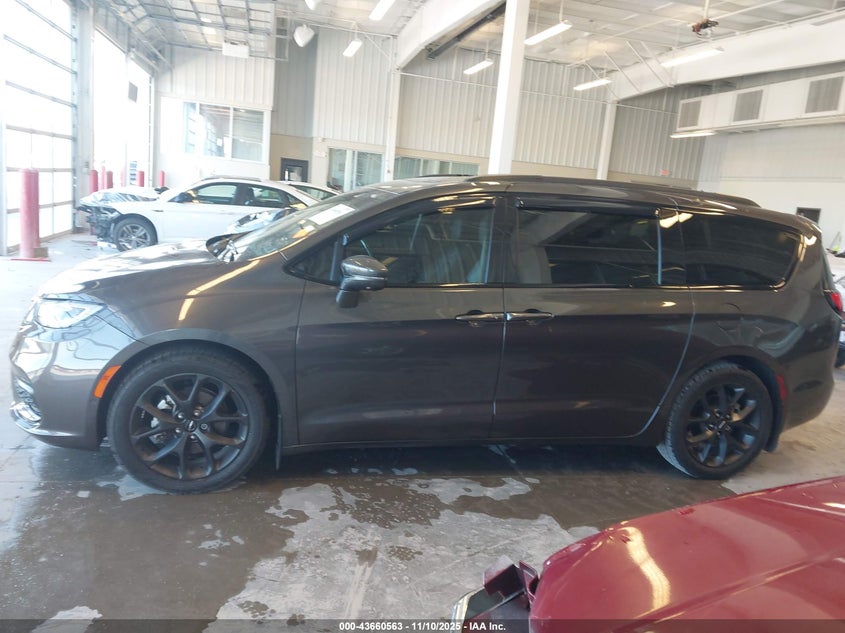 2021 Chrysler Pacifica Touring L VIN: 2C4RC1BG0MR560157 Lot: 43660563