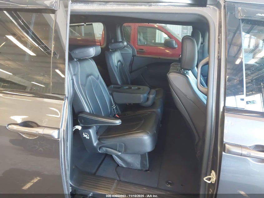 2021 Chrysler Pacifica Touring L VIN: 2C4RC1BG0MR560157 Lot: 43660563