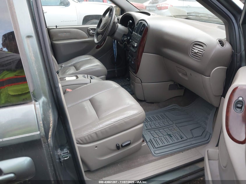 2C8GP64L02R561338 2002 CHRYSLER TOWN & COUNTRY photo no. 5