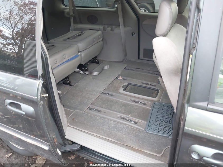 2002 Chrysler Town & Country Limited VIN: 2C8GP64L02R561338 Lot: 43661287