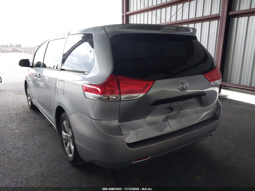 5TDZK3DC8DS389903 2013 TOYOTA SIENNA photo no. 3