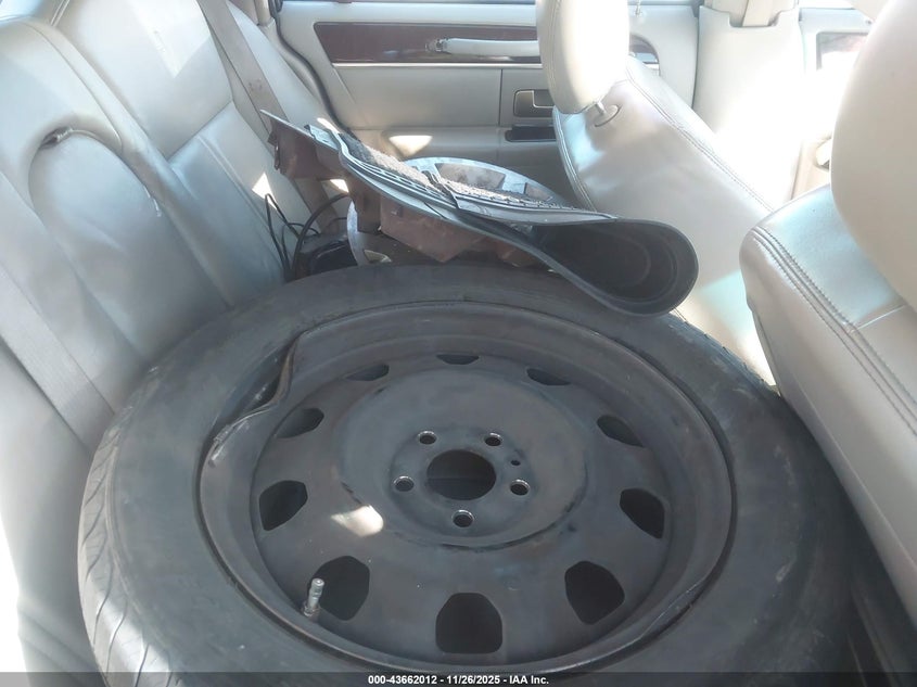 2006 Lincoln Town Car Signature Limited VIN: 1LNHM82V96Y627848 Lot: 43662012