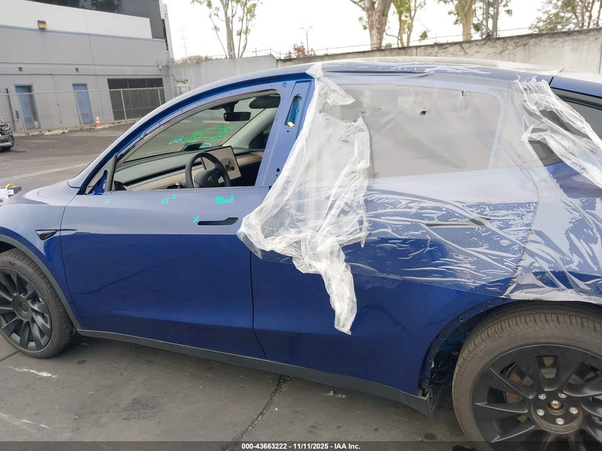 2025 Tesla Model Y Long Range Dual Motor Rear-Wheel Drive VIN: 7SAYGDED7SF309635 Lot: 43663222