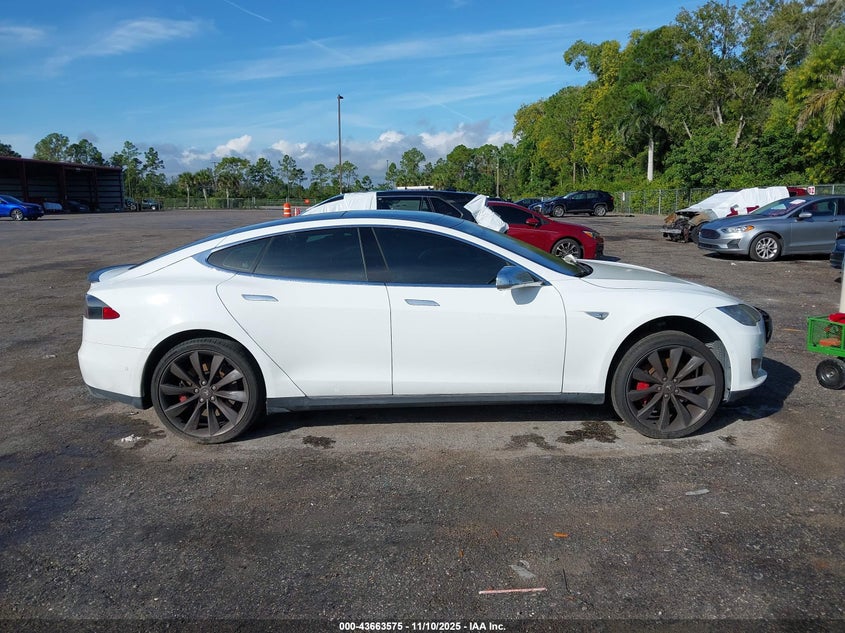 2014 Tesla Model S P85 VIN: 5YJSA1H10EFP65226 Lot: 43663575