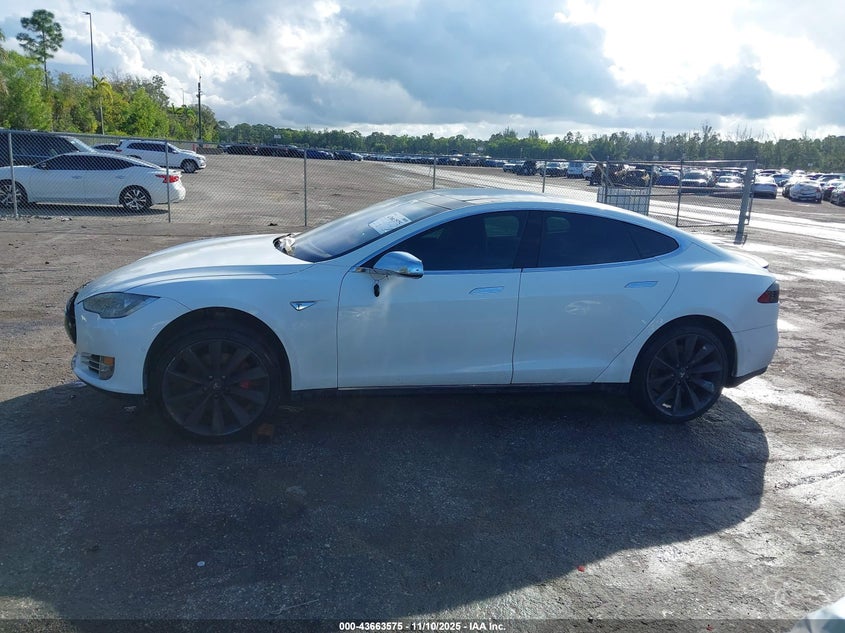 2014 Tesla Model S P85 VIN: 5YJSA1H10EFP65226 Lot: 43663575