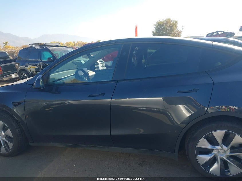 2024 Tesla Model Y Long Range Dual Motor All-Wheel Drive VIN: 7SAYGAEE7RF015217 Lot: 43663959