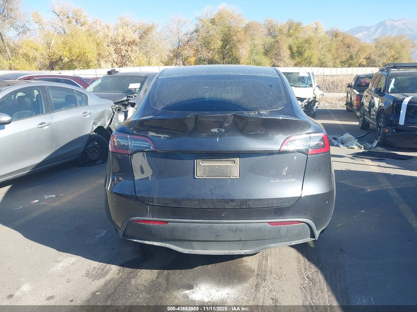 2024 Tesla Model Y Long Range Dual Motor All-Wheel Drive VIN: 7SAYGAEE7RF015217 Lot: 43663959