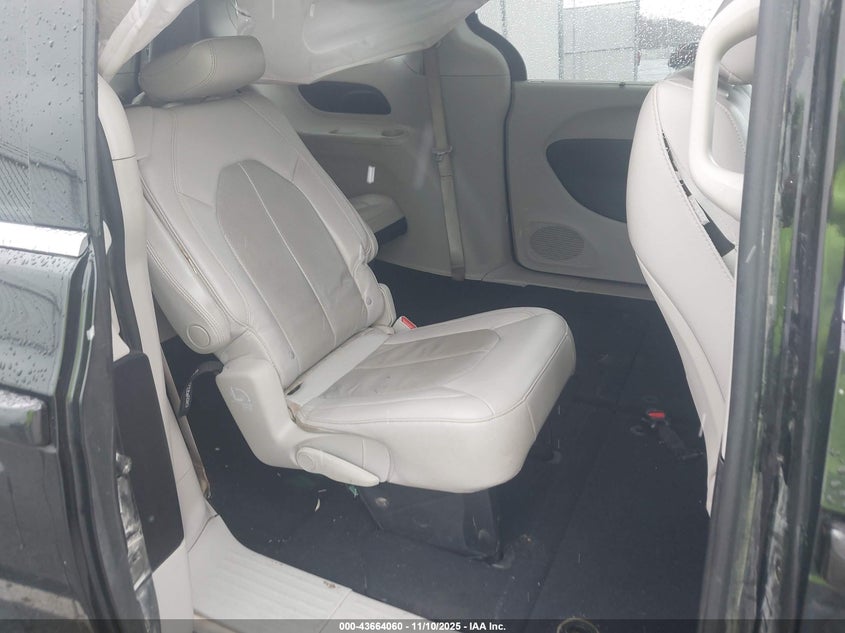 2021 Chrysler Pacifica Touring L VIN: 2C4RC1BG8MR520747 Lot: 43664060