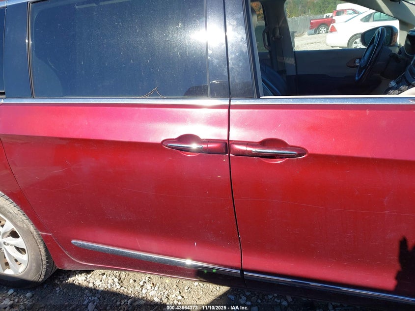 2018 Chrysler Pacifica Touring L VIN: 2C4RC1BG9JR119610 Lot: 43664373