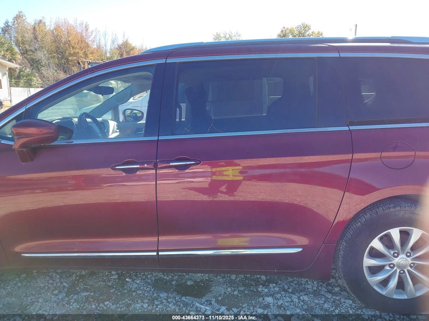 2018 Chrysler Pacifica Touring L VIN: 2C4RC1BG9JR119610 Lot: 43664373