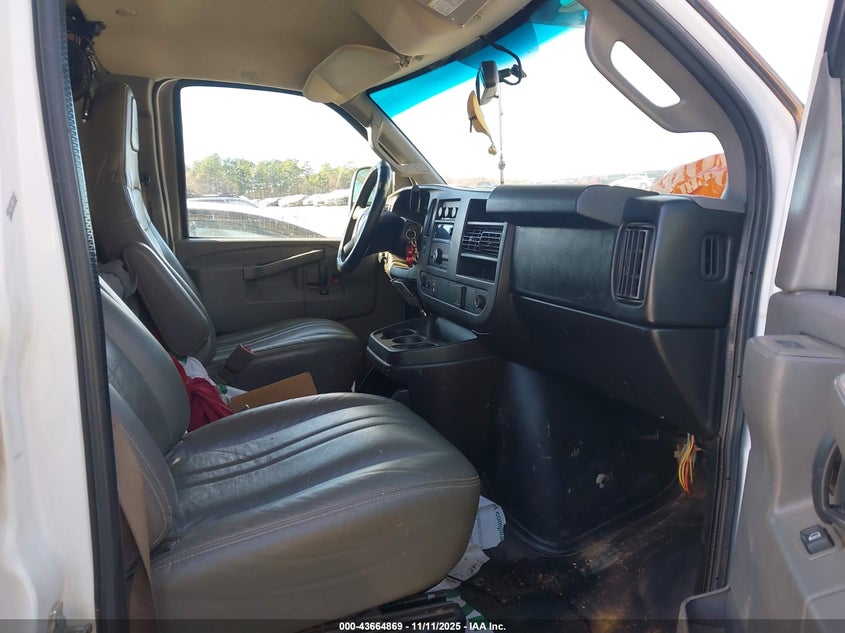 1GCWGBFF7H1133910 2017 CHEVROLET EXPRESS photo no. 5