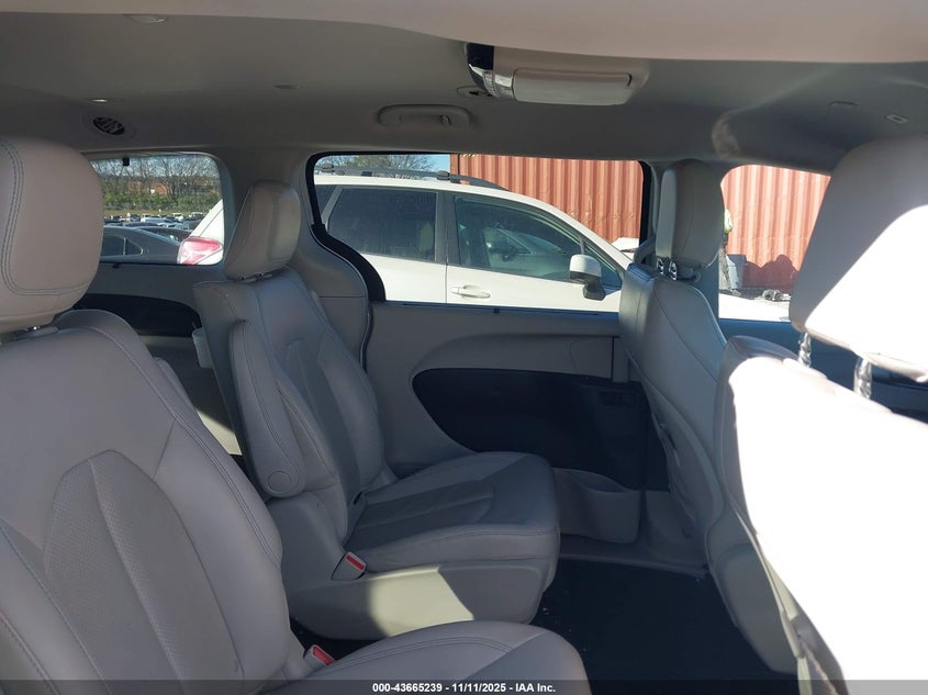 2018 Chrysler Pacifica Hybrid Touring L VIN: 2C4RC1L70JR163624 Lot: 43665239