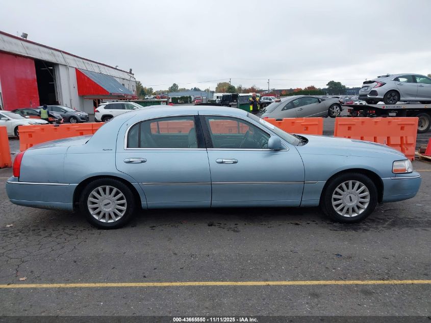 2005 Lincoln Town Car Signature VIN: 1LNHM81W95Y615580 Lot: 43665550