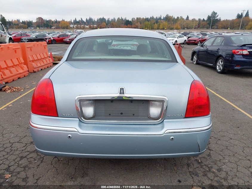 2005 Lincoln Town Car Signature VIN: 1LNHM81W95Y615580 Lot: 43665550