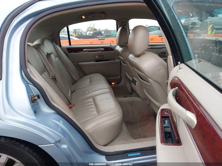 2005 Lincoln Town Car Signature VIN: 1LNHM81W95Y615580 Lot: 43665550