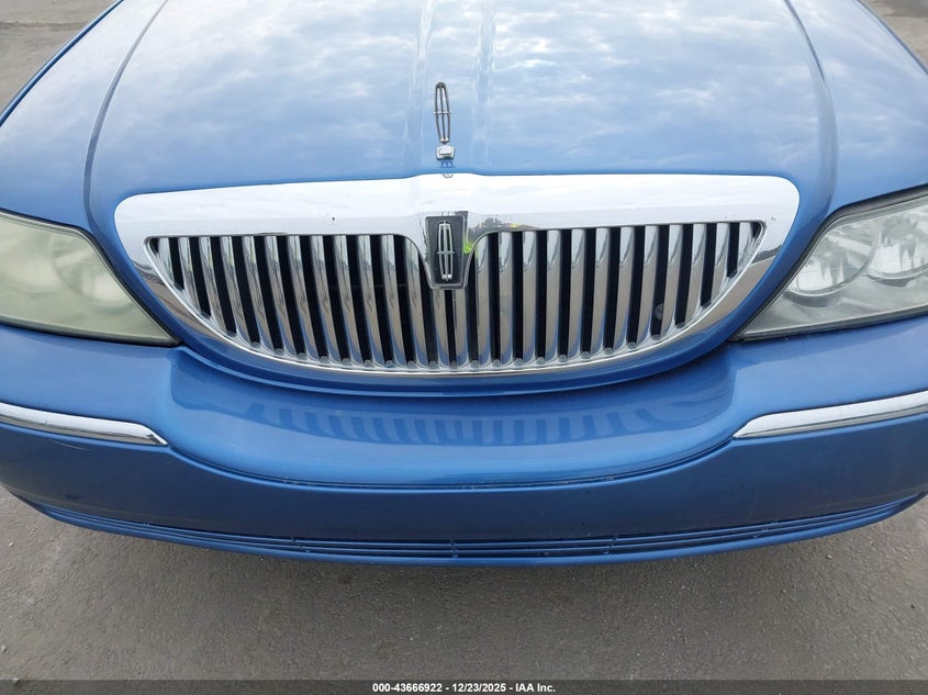 2008 Lincoln Town Car Signature Limited VIN: 2LNHM82WX8X646274 Lot: 43666922