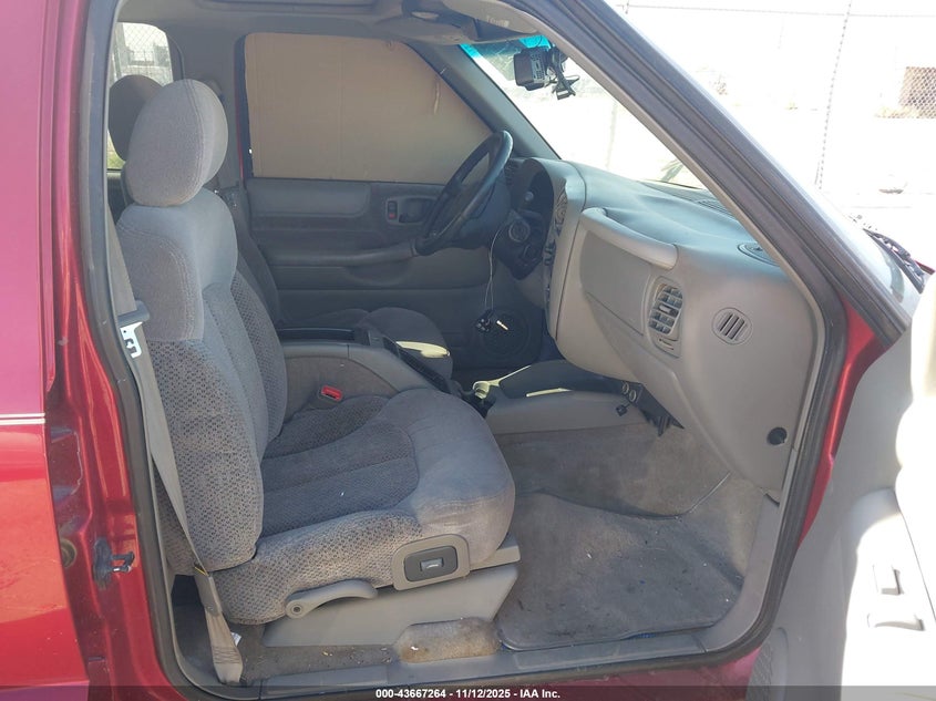 1GNCS13W412134603 2001 CHEVROLET BLAZER photo no. 5