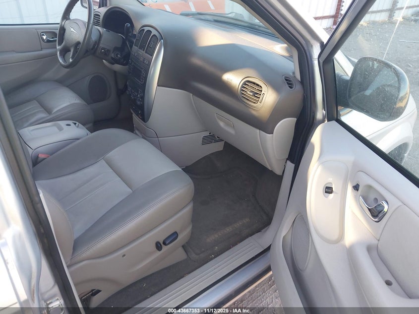 2C4GP54L35R376877 2005 CHRYSLER TOWN & COUNTRY photo no. 5