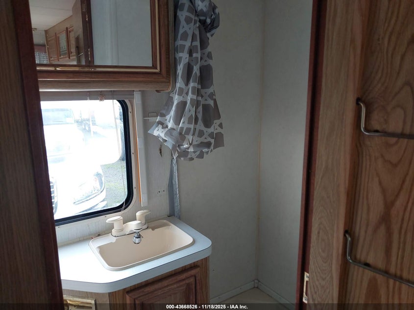 1991 Ford Econoline E350 Cutaway Van VIN: 1FDKE30G4MHA65557 Lot: 43668526