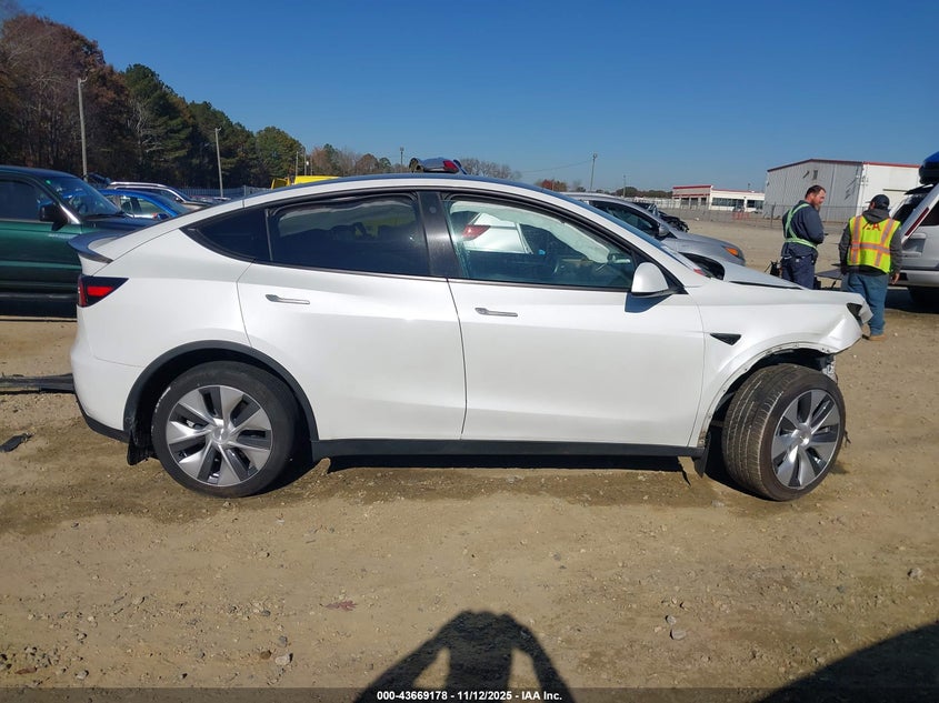 2023 Tesla Model Y Awd/Long Range Dual Motor All-Wheel Drive VIN: 7SAYGDEE7PF660352 Lot: 43669178