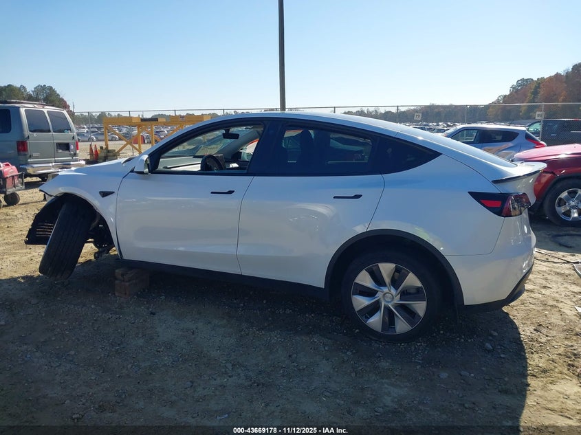 2023 Tesla Model Y Awd/Long Range Dual Motor All-Wheel Drive VIN: 7SAYGDEE7PF660352 Lot: 43669178