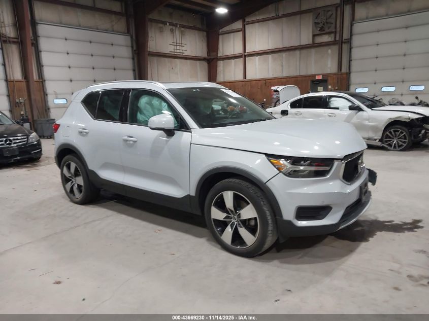 VOLVO XC40 T5 MOMENTUM