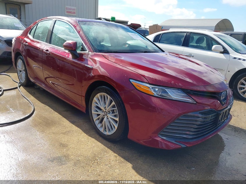 TOYOTA CAMRY HYBRID XLE