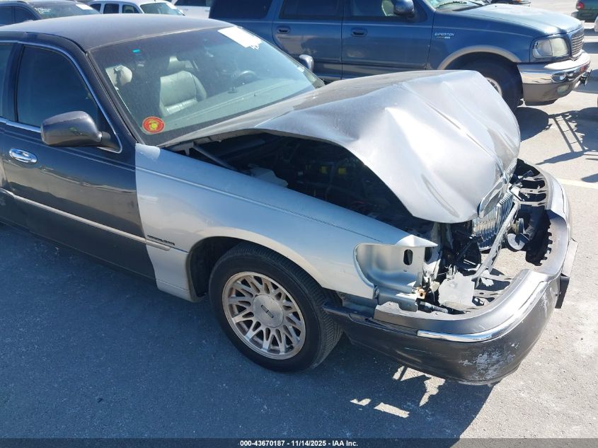 1999 Lincoln Town Car Signature VIN: 1LNHM82W1XY662927 Lot: 43670187