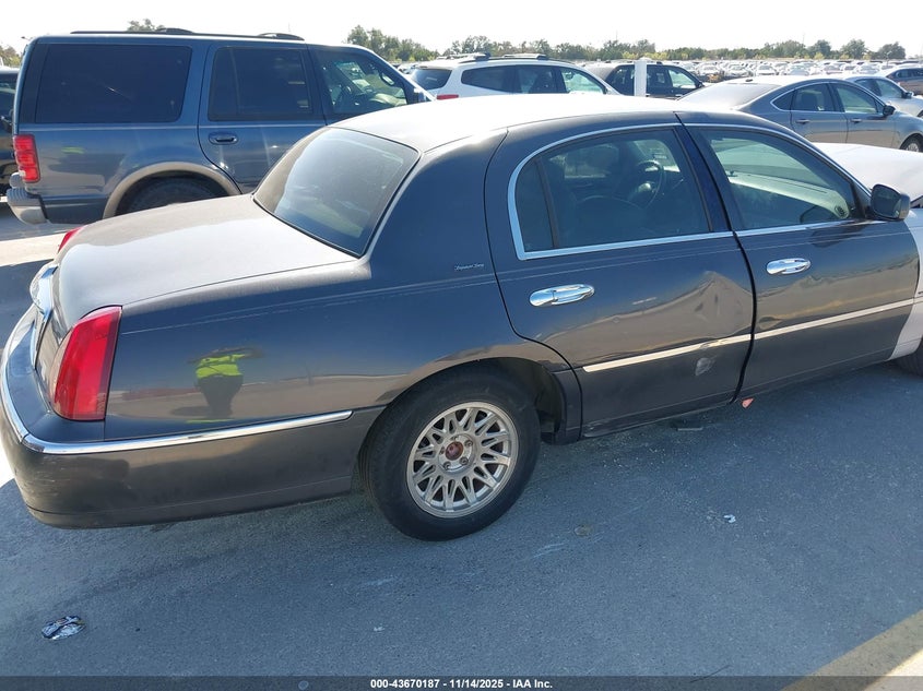 1999 Lincoln Town Car Signature VIN: 1LNHM82W1XY662927 Lot: 43670187