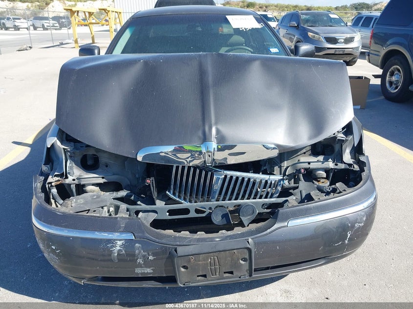 1999 Lincoln Town Car Signature VIN: 1LNHM82W1XY662927 Lot: 43670187