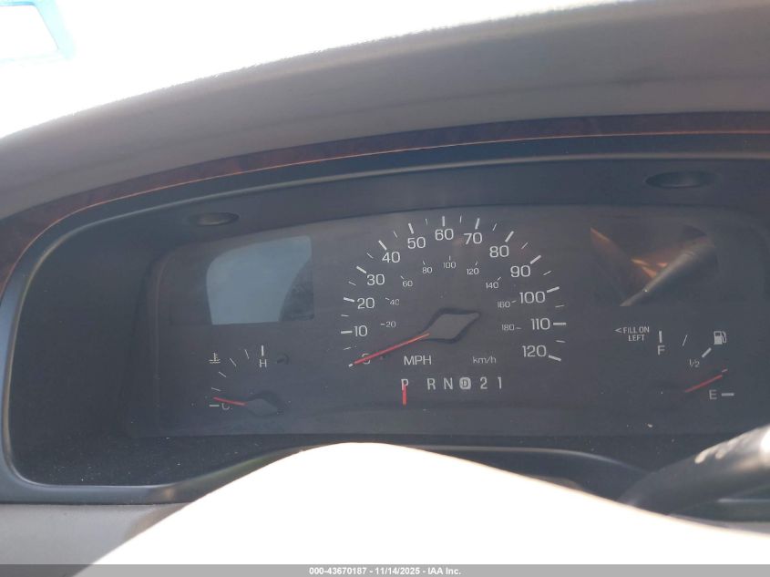 1999 Lincoln Town Car Signature VIN: 1LNHM82W1XY662927 Lot: 43670187