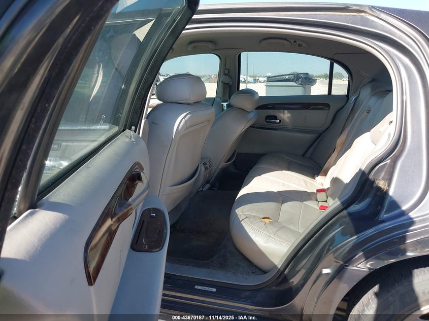 1999 Lincoln Town Car Signature VIN: 1LNHM82W1XY662927 Lot: 43670187