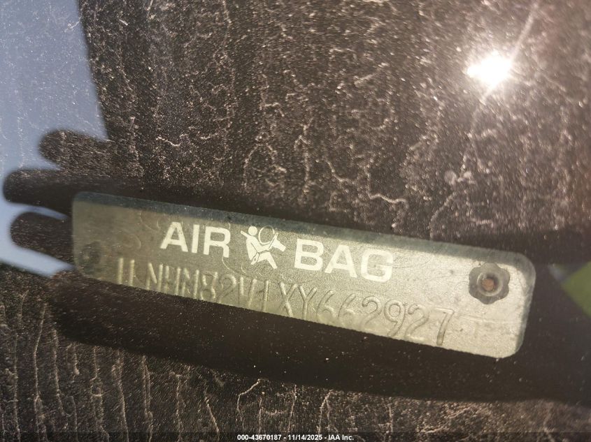 1999 Lincoln Town Car Signature VIN: 1LNHM82W1XY662927 Lot: 43670187