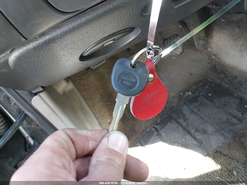 2002 Saturn S-Series Sl VIN: 1G8ZF52852Z299323 Lot: 43670755