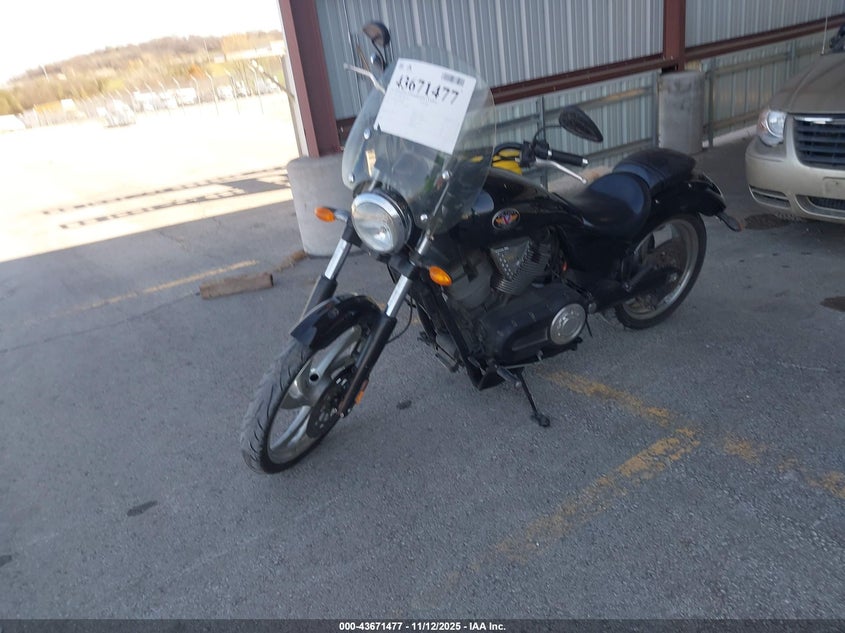 5VPAB16D653008982 2005 VICTORY VEGAS photo no. 2