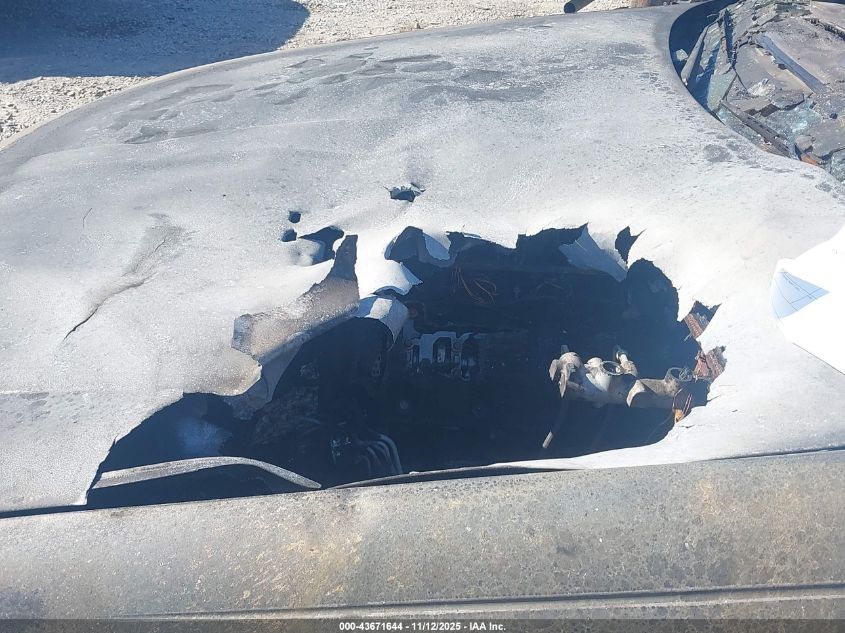 2005 Lincoln Town Car Signature VIN: 1LNHM81W25Y661560 Lot: 43671644