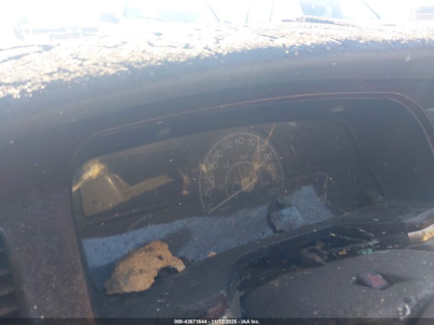 2005 Lincoln Town Car Signature VIN: 1LNHM81W25Y661560 Lot: 43671644