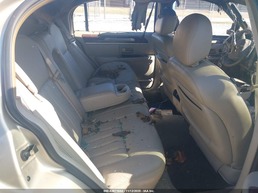 2005 Lincoln Town Car Signature VIN: 1LNHM81W25Y661560 Lot: 43671644