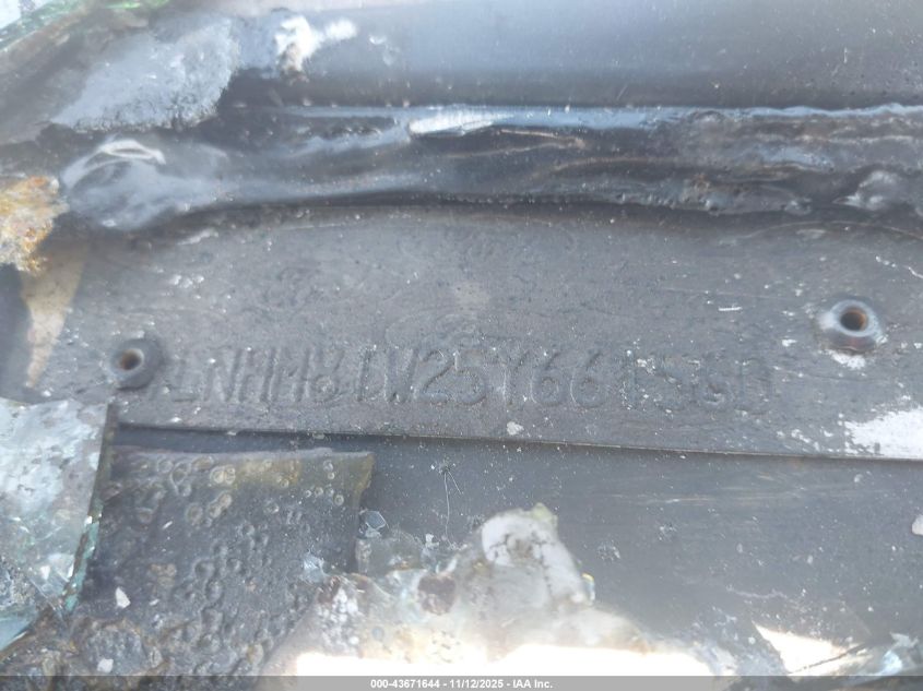 2005 Lincoln Town Car Signature VIN: 1LNHM81W25Y661560 Lot: 43671644