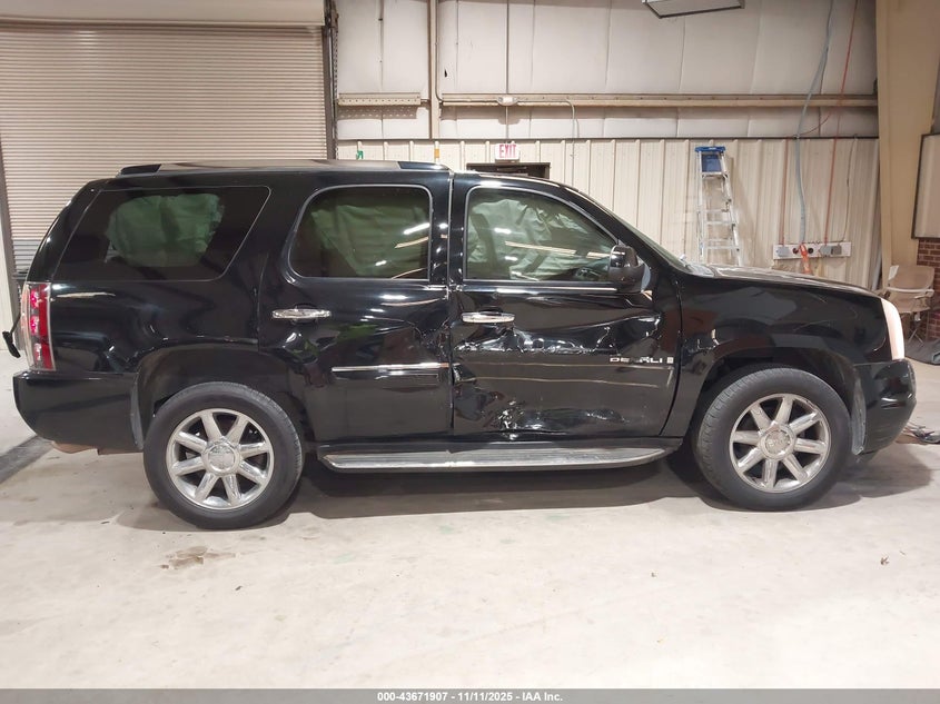 2008 GMC Yukon Denali VIN: 1GKFK638X8J239073 Lot: 43671907